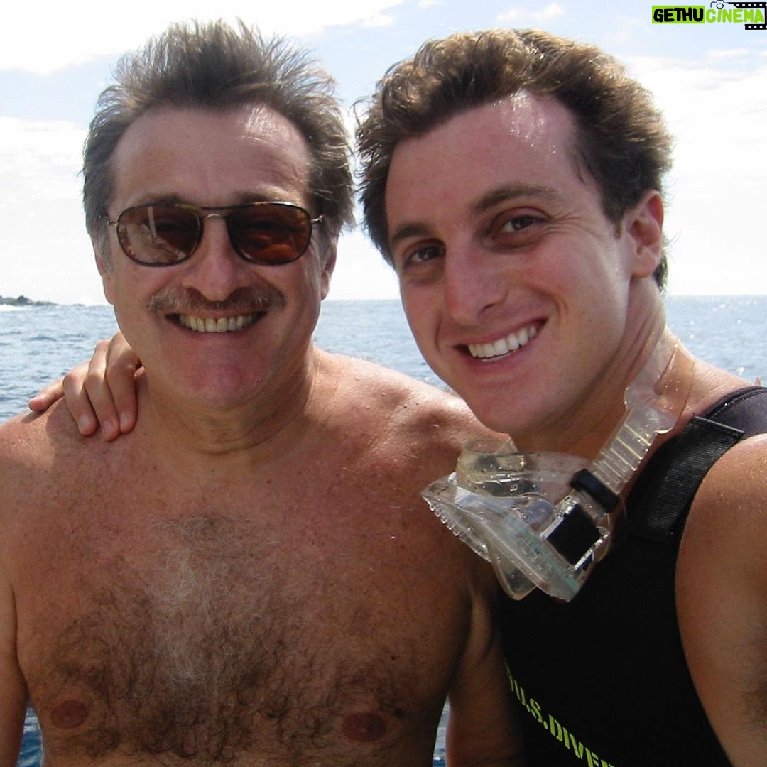 Luciano Huck Instagram - 80 anos. Que data linda. Ainda mais quando ela vem carregada de saúde, consciência, lucidez, sabedoria e muito amor. Hoje meu pai, Marcelo, completa 8 décadas de vida. Eu e ele temos uma relação muito forte. Meu amigo de fé, parceiro com quem divido conquistas e aprendo nas derrotas. Alguém que nunca falhou comigo. Um relação crescente, que o tempo só nos fez bem. A lucidez dos argumentos, o despertar da curiosidade, o exemplo profissional, o aventurar-se nas conversas, os ouvidos sempre à disposição... Muito obrigado por todas essas lindas memórias que você construiu em família, pai. Parabéns pela incrível jornada, e que sigamos construindo memórias juntos por muitos e muitos anos. Te amo. ❤️