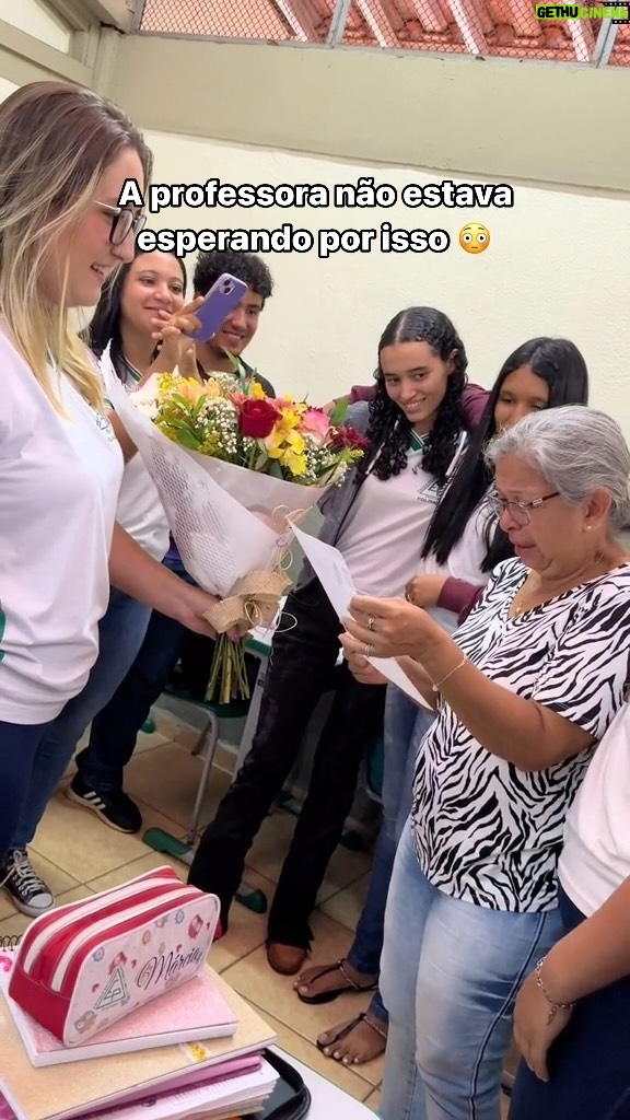 Luciano Huck Instagram - Que surpresa especial! 😍🥺 Adoro essa onda de carinho e homenagens aos professores. Dessa vez foram os alunos da Escola Estadual Antônio Souza Martins, de Ituiutaba(MG) que pegaram a professora no susto. Eles prepararam uma surpresa emocionante para convidá-la como madrinha de formatura da turma. 😍 Todo meu respeito e admiração aos professores, sempre! 👏❤️ Vídeo: @stefany_candidac