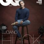 Luciano Huck Instagram – Após topar o maior desafio da carreira, o apresentador @lucianohuck, um dos rostos mais conhecidos do país, consolidou seu reinado na TV ao alavancar a audiência do @domingao e buscar voz ativa em causas sociais. Assim, garantiu o posto de ‘Homem do Ano’ em ‘Televisão’ no Men of the Year 2023. “Todas as vezes em que piso no Domingão, sei que piso em uma estrada asfaltada pelo Faustão. Tenho enorme gratidão e respeito, além de uma amizade pessoal com ele”, afirma o apresentador. 

Confira a entrevista completa com Luciano Huck na edição de dezembro/janeiro, disponível para assinantes no aplicativo Globo+ nesta terça-feira (5) e nas bancas a partir de quarta-feira (6). Clique na etiqueta deste post e receba sua edição em casa.

#MOTYBR2023

Diretor de conteúdo: @freddigiacomo
Fotógrafo: @pedrodimitrow
Styling: @leobronks
Gerente de fotografia e produção: @enzoamendola
Edição de arte: @victoramirabile
Arte: @liuu_
Texto: @carolmudjo
Produção de moda: @pedroddn e @mittyyashima
Luciano Huck veste camiseta @jamesperse e calça @7forallmankind
Beleza: @celsokamuraoficial 
Assistente de fotografia: Adrian Ikematsu, Ademir Fernandes e Guga Develey
Tratamento de imagem: @rgimagem
Cenografia: @galpaooito