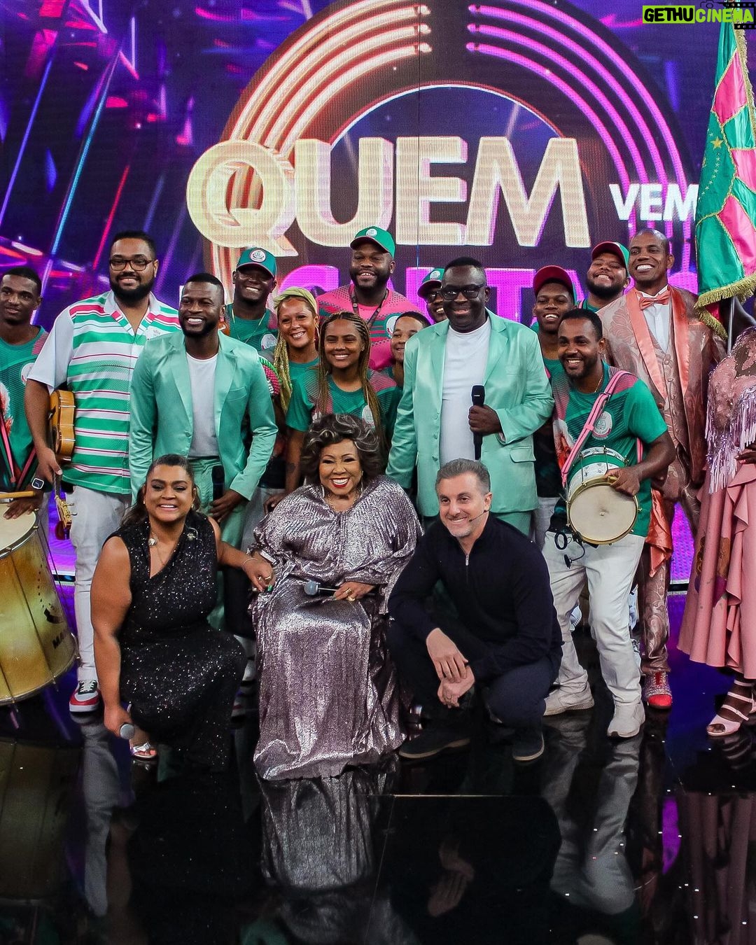 Luciano Huck Instagram - Estreamos o Quem Vem Pra Cantar com o pé direito. ❤️ Com a presença da minha amada amiga @pretagil. Depois de um ano intenso, é muito lindo vê-la no Palco do @domingao esbanjando alegria, saúde e luz. Um domingo de carnaval especial, com direito a surpresa da @alcione que eu sou fã demais. Foi lindo! 😍 Obrigado, obrigado!