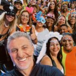 Luciano Huck Instagram – Estreamos o Quem Vem Pra Cantar com o pé direito. ❤️
Com a presença da minha amada amiga @pretagil. Depois de um ano intenso, é muito lindo vê-la no Palco do @domingao esbanjando alegria, saúde e luz.
Um domingo de carnaval especial, com direito a surpresa da @alcione que eu sou fã demais. Foi lindo! 😍
Obrigado, obrigado!