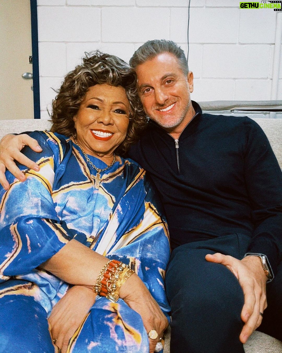 Luciano Huck Instagram - Estreamos o Quem Vem Pra Cantar com o pé direito. ❤️ Com a presença da minha amada amiga @pretagil. Depois de um ano intenso, é muito lindo vê-la no Palco do @domingao esbanjando alegria, saúde e luz. Um domingo de carnaval especial, com direito a surpresa da @alcione que eu sou fã demais. Foi lindo! 😍 Obrigado, obrigado!