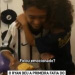 Luciano Huck Instagram – Olha que gesto lindo! ❤️

Recebi esse vídeo e adorei. O Ryan estava fazendo aniversário e deu a primeira fatia do seu bolo para o irmão mais novo. O Antônio não esperava e ficou muito emocionado com a surpresa e demonstração de carinho. 

Amor de irmãos é lindo demais, né?
Um abraço especial pra essa família. 👏😍