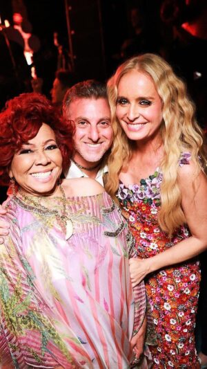 Luciano Huck Instagram - Celebrando os 50 anos do amor da minha vida @angelicaksy. Aqui vai um pouquinho do que foi a nossa noite que transbordou amor, amigos & família. Muuuuuito obrigado queridos @thbarbosa @alcioneamarrom @ferrugem @pedrosampaio @l7nnon  @helensancho @djmarinadiniz vcs fizeram toda a diferença. Uma celebração que ficará para sempre nas nossas melhores memórias. ❤️🙏🏻