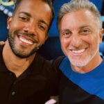 Luciano Huck Instagram – Você acertaria a pergunta do milhão de hoje? 👀💸

O Arthur fez história hoje no palco do @domingao! Não levou o milhão pra casa, mas chegou na pergunta final e saiu com R$300.000. Muito orgulho desse cara. Cria da escola pública, nunca deixou de estudar e correr atrás dos seus sonhos. Parabéns, Arthur! Que a sua trajetória sirva de inspiração para muitos outros jovens! Obrigado por dividir sua história hoje com a gente. ❤️