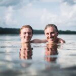 Luciano Huck Instagram – Consigo enxergar em cada um dos nossos três filhos um tanto de mim e um tanto da Angélica. Mas na beleza da alquimia da vida, 3 personalidades diferentes, cada um com seu jeito. Hoje é o dia do Benício, há 16 anos ele ilumina nossas vidas. Nosso carioca da gema, um delicioso blend de praia, Maracanã, jiu-jítsu, Flamengo e samba, meu parceiro para qualquer parada. O menino econômico nos sorrisos, mas capaz das gargalhadas mais deliciosas do mundo – puxou a mãe – inteligente, gente fina, amigo dos amigos e super responsável.  Parabéns, Beni. Te amo mais que batata frita. ❤️ E celebro seu dia compartilhando este registro que adoro; eu e você nas águas do Rio Oiapoque no extremo norte do Brasil. Selva!!!
