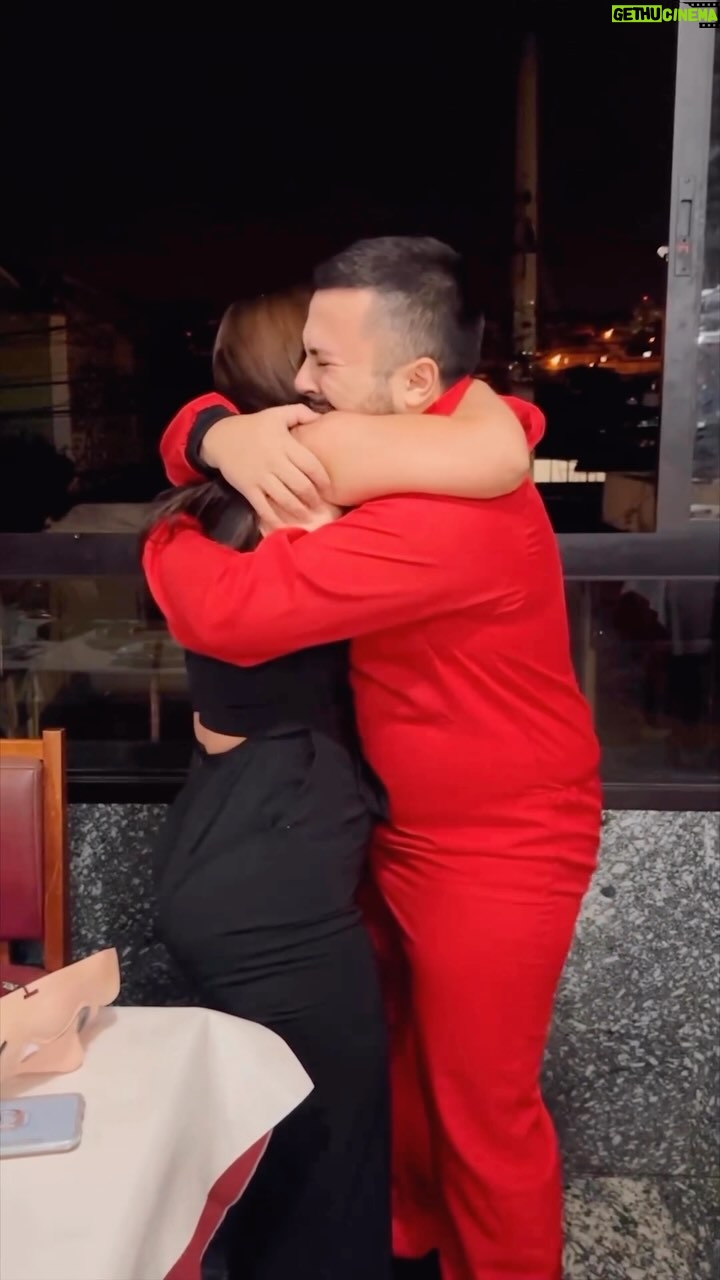 Luciano Huck Instagram - Nada como um abraço de mãe pra matar a saudade ❤️ O @vianamaa morava há 2 anos nos Estados Unidos e decidiu voltar de surpresa para o Brasil, no dia do aniversário da mãe. Um reencontro emocionante e cheio de amor. 👏👏