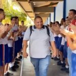 Luciano Huck Instagram - É bom demais ver professor sendo reconhecido!❤️ Inclusive, se você fizer uma homenagem assim aí na sua cidade, me marca, me manda, que eu compartilho! 😉 Esse é o professor João Carlos, de Boa Vista, Roraima. Ele precisou se afastar do trabalho para cuidar da saúde e foi ovacionado pelos alunos. Saúde João e parabéns para todos estudantes! Amei! ❤️