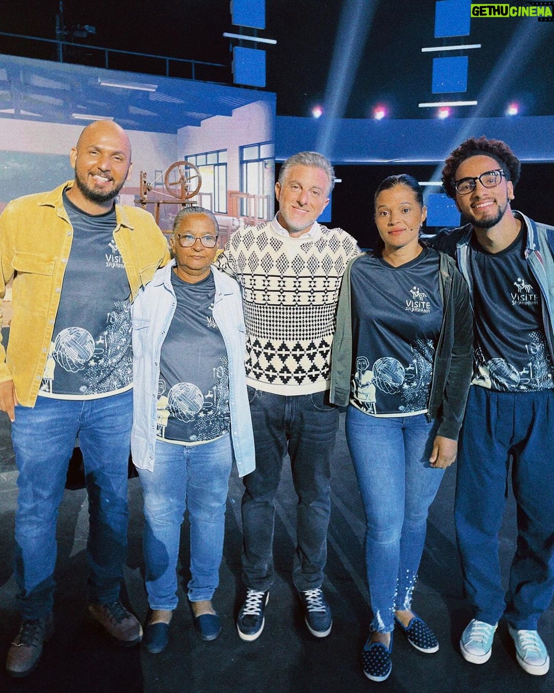Luciano Huck Instagram - Gostaram do @domingao de hoje? 😍 Amigos especiais e que admiro muito. A nossa passagem de bastão encerrou o ciclo de Terra e Paixão e abre espaço para Renascer na telinha da @tvglobo. 👏👏 Muito obrigado pela presença de vocês!