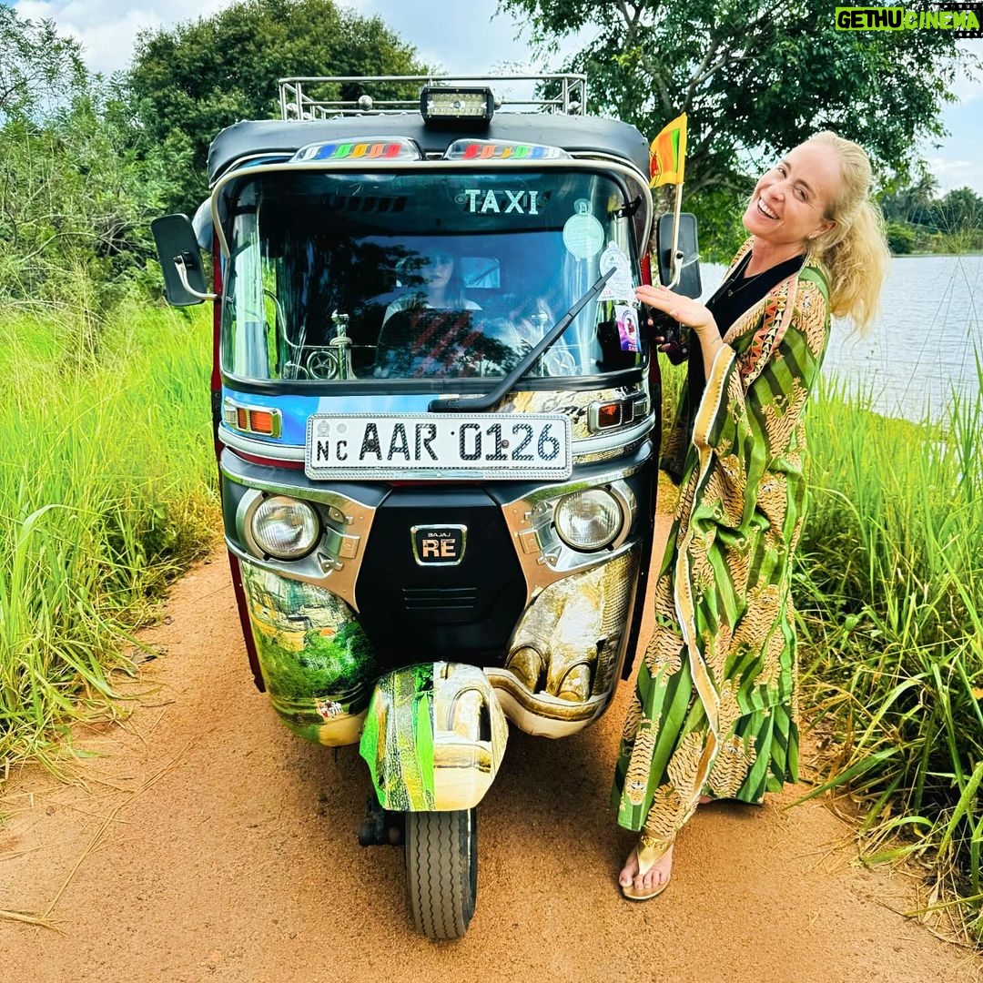 Luciano Huck Instagram - Dou enorme valor a cada minuto das nossas férias. Como é bom poder estar com quem mais amamos, construindo memórias, vivendo experiências, vivenciando novas culturas, descobrindo lugares, aprendendo e dando boas risadas. Desta vez fomos longe…o SriLanka è ilha no sul da Asia. Pais com cerca de 22 milhões de habitantes, majoritariamente budista, com uma cultura riquíssima e uma história secular. Vale a visita. Sri Lanka