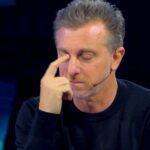 Luciano Huck Instagram - A Débora e o Jadson são heróis da vida real! 👏 Juntos, eles fazem um trabalho lindo na ONG @simeusoudomeio e estão transformando vidas em Belford Roxo. São mais de 695 pessoas atendidas pelo projeto, com educação, saúde, esporte, cultura, lazer e também qualificação profissional. Se você quiser e puder ajudar a @simeusoudomeio, o link da vakinha está nos meus stories e na Bio.