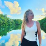 Luciano Huck Instagram – Há 10 anos que não vinha aqui; pela primeira vez, trouxe a família. Este lugar é mágico e se desenvolveu muito bem. Não poderíamos ter escolhido um canto do mundo melhor para começar 2024. Que venha um ano de muita saúde e paz. Porto De Pedras – Alagoas