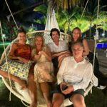 Luciano Huck Instagram – Há 10 anos que não vinha aqui; pela primeira vez, trouxe a família. Este lugar é mágico e se desenvolveu muito bem. Não poderíamos ter escolhido um canto do mundo melhor para começar 2024. Que venha um ano de muita saúde e paz. Porto De Pedras – Alagoas