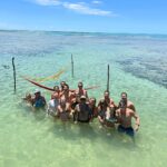 Luciano Huck Instagram – Há 10 anos que não vinha aqui; pela primeira vez, trouxe a família. Este lugar é mágico e se desenvolveu muito bem. Não poderíamos ter escolhido um canto do mundo melhor para começar 2024. Que venha um ano de muita saúde e paz. Porto De Pedras – Alagoas
