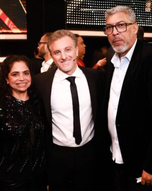 Luciano Huck Instagram - Que honra estar ao lado de tanta gente especial e talentosa. 😍

O Melhores Do Ano é também uma oportunidade de aplaudir de pé aquelas pessoas que fazem a diferença nas suas comunidades. Esse ano, contamos a história do Darcy e da Luciene, do Ananias e da Jucilene do Quilombo Kaonge e da Dona Renata da Casa Mãe. Parabéns pelo trabalho incrível de vocês, vocês são INSPIRAÇÃO!