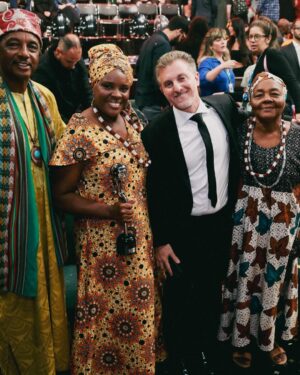 Luciano Huck Instagram - Que honra estar ao lado de tanta gente especial e talentosa. 😍

O Melhores Do Ano é também uma oportunidade de aplaudir de pé aquelas pessoas que fazem a diferença nas suas comunidades. Esse ano, contamos a história do Darcy e da Luciene, do Ananias e da Jucilene do Quilombo Kaonge e da Dona Renata da Casa Mãe. Parabéns pelo trabalho incrível de vocês, vocês são INSPIRAÇÃO!