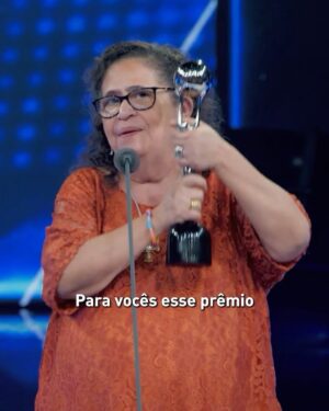 Luciano Huck Instagram - Que honra estar ao lado de tanta gente especial e talentosa. 😍

O Melhores Do Ano é também uma oportunidade de aplaudir de pé aquelas pessoas que fazem a diferença nas suas comunidades. Esse ano, contamos a história do Darcy e da Luciene, do Ananias e da Jucilene do Quilombo Kaonge e da Dona Renata da Casa Mãe. Parabéns pelo trabalho incrível de vocês, vocês são INSPIRAÇÃO!