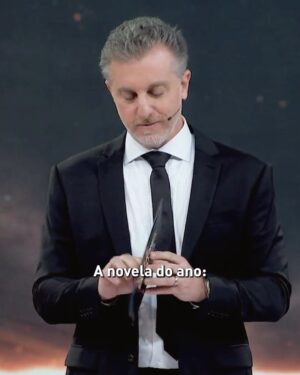 Luciano Huck Instagram - Que honra estar ao lado de tanta gente especial e talentosa. 😍

O Melhores Do Ano é também uma oportunidade de aplaudir de pé aquelas pessoas que fazem a diferença nas suas comunidades. Esse ano, contamos a história do Darcy e da Luciene, do Ananias e da Jucilene do Quilombo Kaonge e da Dona Renata da Casa Mãe. Parabéns pelo trabalho incrível de vocês, vocês são INSPIRAÇÃO!