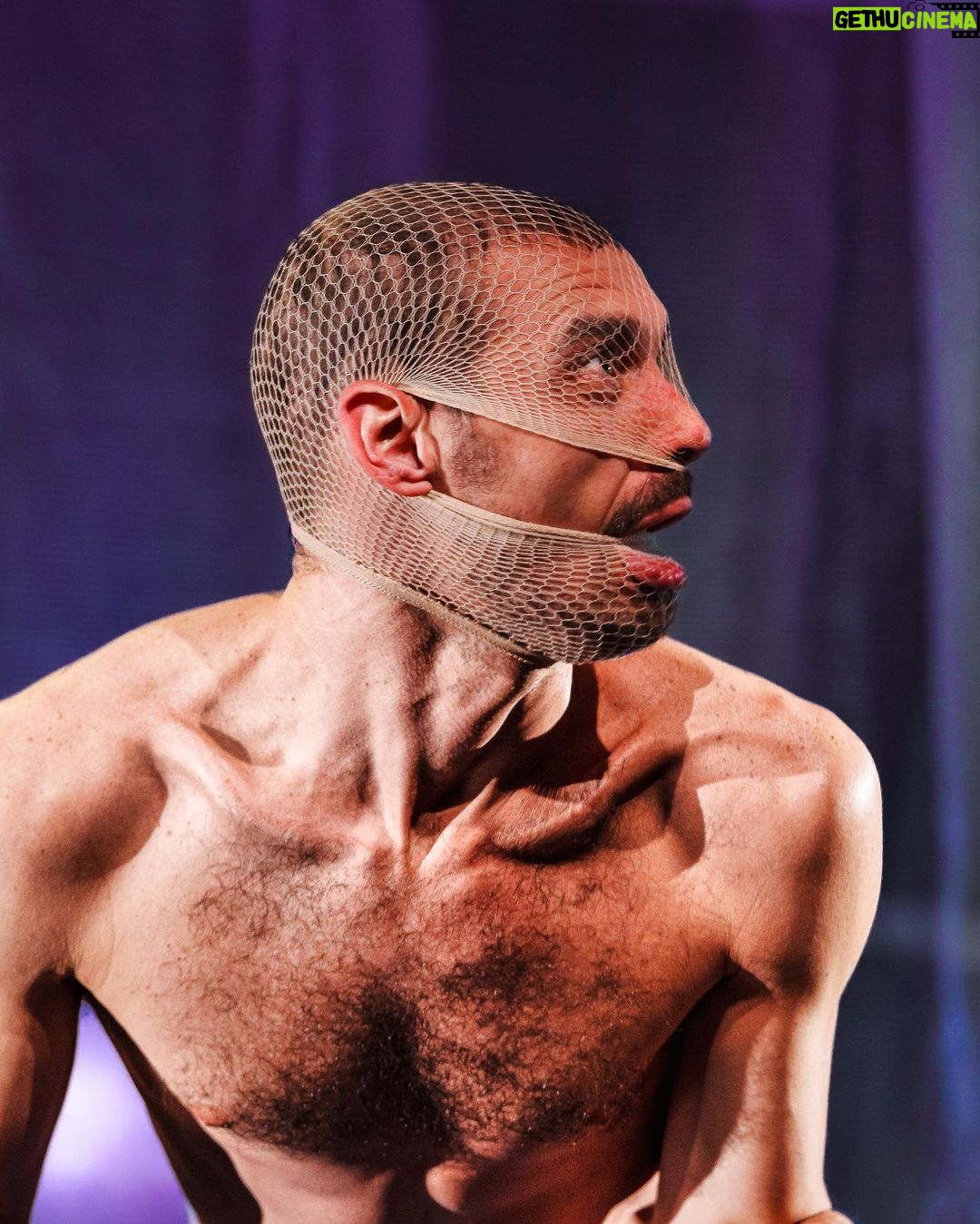 Luciano Rosso Instagram - APOCALIPSYNC en tournée @theatreanthea Antibes Bientôt au @rondpointparis ph : Hermes Gaido @unpoyorojo @qlp_prod @m.saccomic @oriapuppo #lipsync #theatrephysique #theatregestuel #danse #apocalipsync #lucianorosso anthéa - antipolis theatre d'antibes
