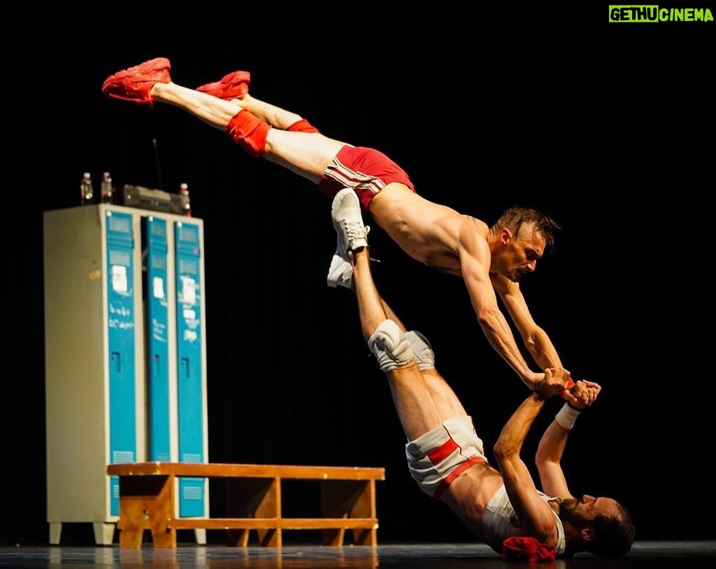 Luciano Rosso Instagram - @unpoyorojo au @rondpointparis jusqu’au 3 juillet 🇫🇷 @alfonso.baronn mise en scène : Hermes Gaido 📷 Hermes Gaido #theatredurondpoint #paris #unpoyorojo #lifeontour Théâtre du Rond-Point