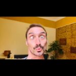 Luciano Rosso Instagram - APOCALIPSYNC en Buenos Aires. Única función jueves 1 de febrero. Link en BIO. El actor argentino de UN POYO ROJO (con millones de visitas en YouTube) nos lleva a un viaje extravagante con su espectáculo unipersonal APOCALIPSYNC. Nacido durante la pandemia de la primavera de 2020, este espectáculo nos ofrece una reflexión sobre el aislamiento, la creatividad y una mirada caricaturesca sobre nuestro mundo interconectado. Luciano Rosso interpreta brillantemente a una cuarentena de personajes alocados y ocurrentes que lo acompañan en una jornada interminable en la soledad de su departamento. En escena, utiliza su cuerpo elástico para desplegar todos sus talentos: danza, clown, contorsionismo y, en particular, lipsync (sincronización labial). Es un espectáculo sobrecogedor e hilarante sobre las múltiples formas de evitar el aburrimiento. Teatro Metropolitan