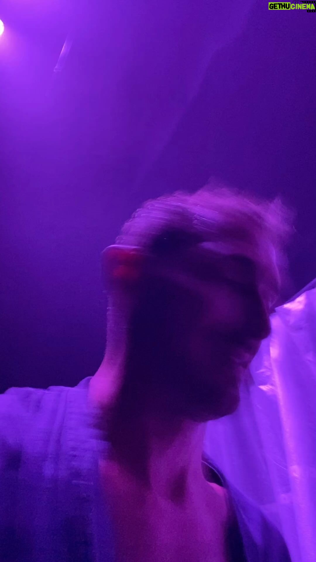 Luciano Rosso Instagram - Ce qui se passe à Avignon, reste à Avignon 😉 APOCALIPSYNC : Dernière représentation lundi 24 juillet @theatreduchenenoir @qlp_prod @unpoyorojo @oriapuppo Théâtre du Chêne noir