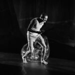 Luciano Rosso Instagram - APOCALIPSYNC au @rondpointparis Jusqu’au 2 avril - 18h30 Ph : Hermes Gaido @qlp_prod @unpoyorojo @m.saccomic @maxseuge @jonathanzak @oriapuppo Théâtre du Rond-Point
