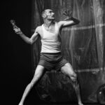 Luciano Rosso Instagram - APOCALIPSYNC au @rondpointparis Jusqu’au 2 avril - 18h30 Je vous attends 🤪 Ph : Hermes Gaido @qlp_prod @m.saccomic @unpoyorojo @oriapuppo @jonathanzak @maxseuge Théâtre du Rond-Point