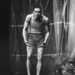 Luciano Rosso Instagram - APOCALIPSYNC au @rondpointparis Jusqu’au 2 avril - 18h30 @luciano_rosso Mise en scène : Hermes Gaido - Maria Saccone - Luciano Rosso Ph : Hermes Gaido @unpoyorojo @m.saccomic @qlp_prod @maxseuge @jonathanzak @oriapuppo Théâtre du Rond-Point