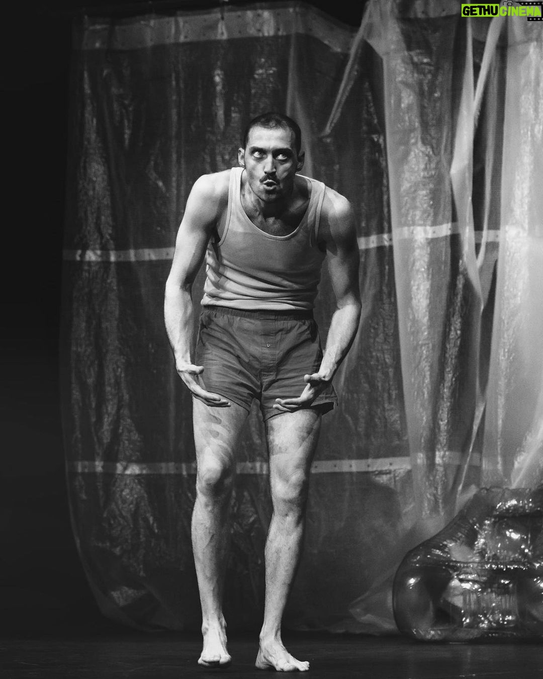 Luciano Rosso Instagram - APOCALIPSYNC au @rondpointparis Jusqu’au 2 avril - 18h30 @luciano_rosso Mise en scène : Hermes Gaido - Maria Saccone - Luciano Rosso Ph : Hermes Gaido @unpoyorojo @m.saccomic @qlp_prod @maxseuge @jonathanzak @oriapuppo Théâtre du Rond-Point