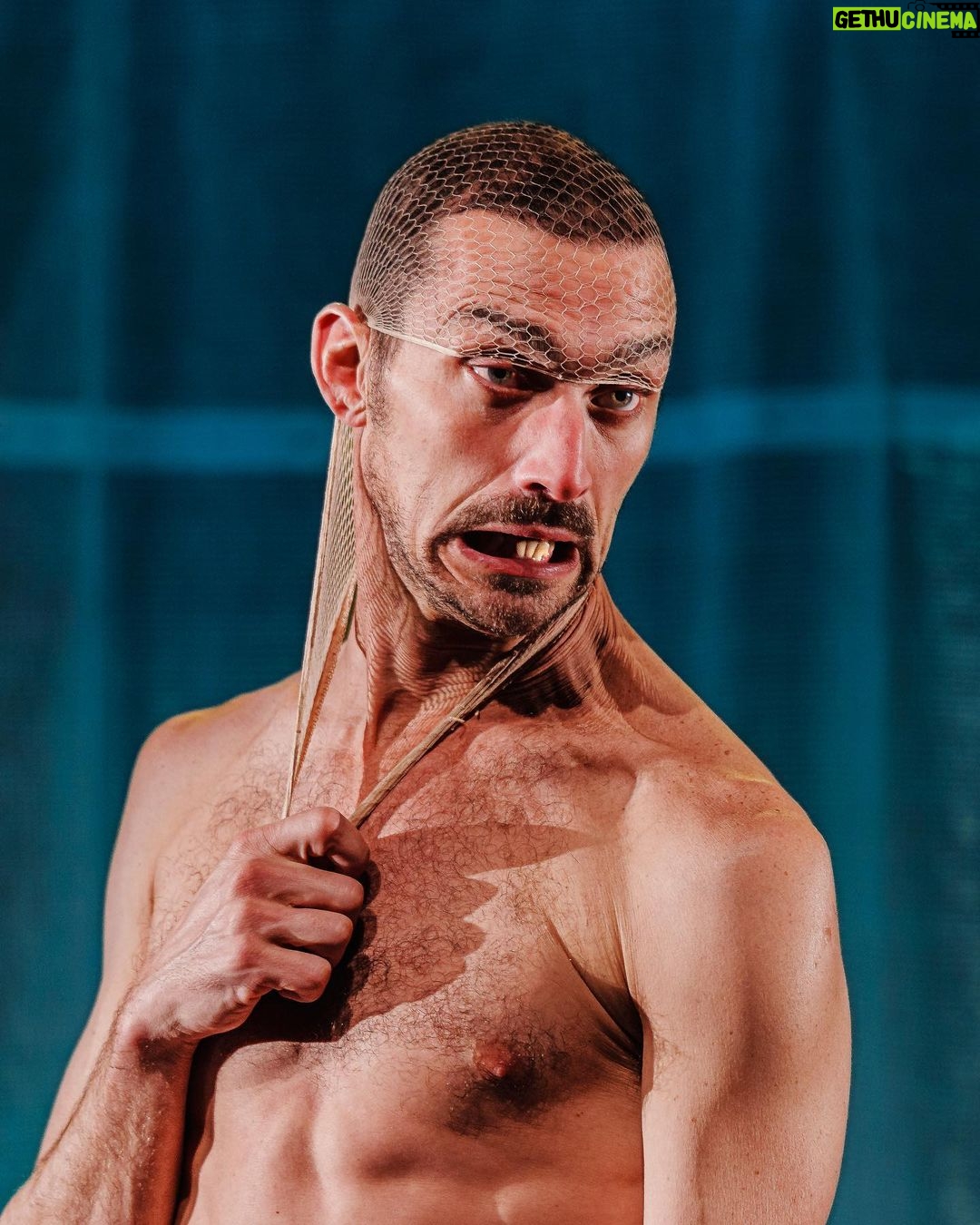Luciano Rosso Instagram - vengan de a uno #apocalipsync @rondpointparis 14 mars -2 avril @unpoyorojo @m.saccomic @qlp_prod @oriapuppo @maxseuge @jonathanzak Ph: hermes gaido Théâtre du Rond-Point