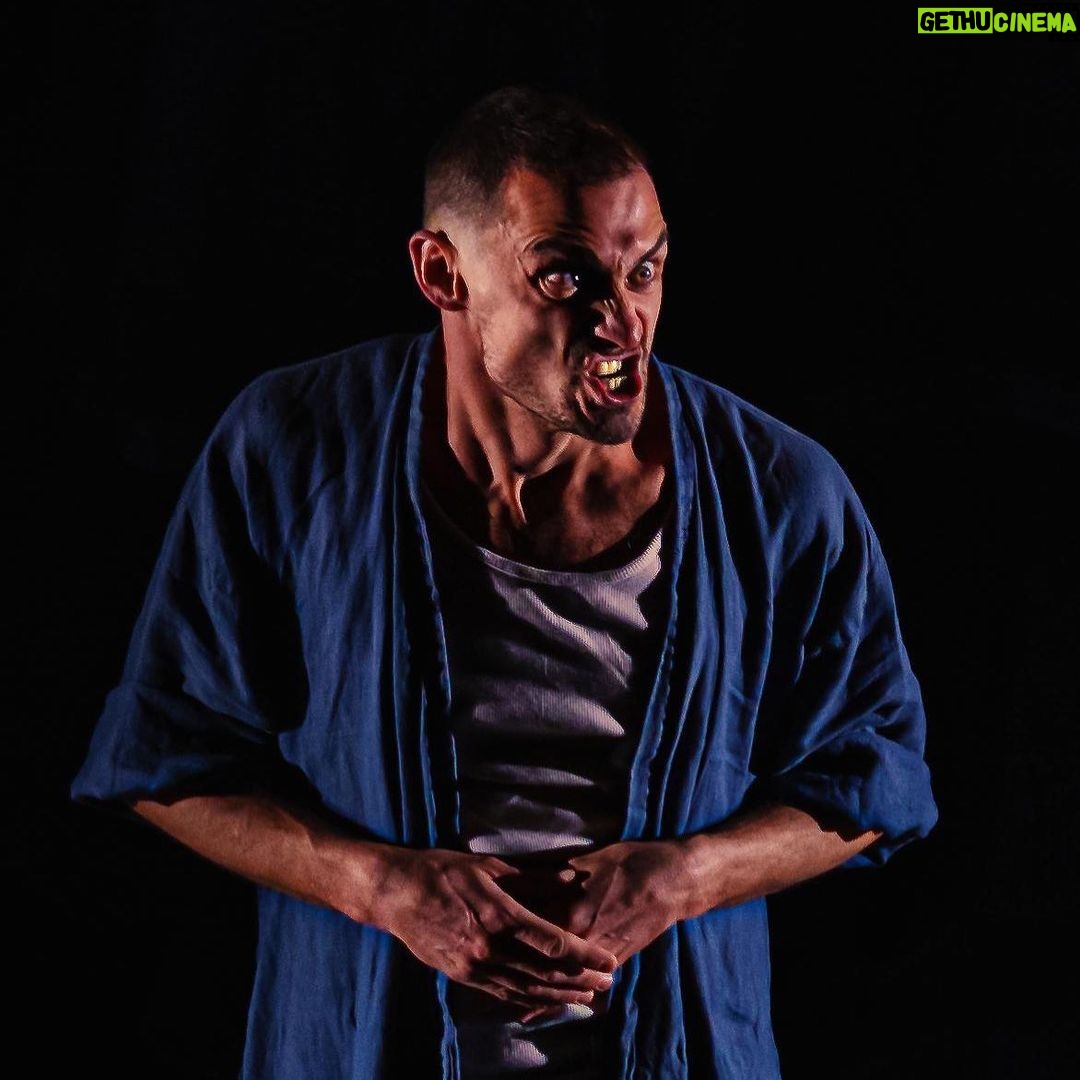 Luciano Rosso Instagram - tranquille le mec #APOCALIPSYNC en tournée @qlp_prod ph : hermes gaido Theatre Jean Marais