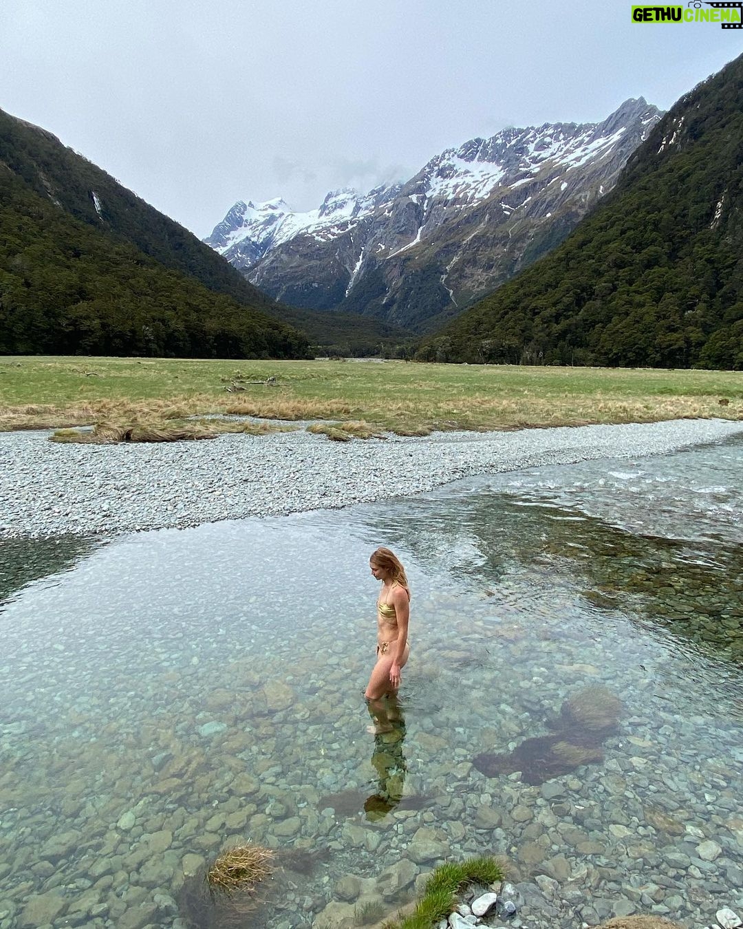Lucy Fry Instagram - Greenstone to Routeburn NZ with @kierangiffen_ 💕 Routeburn Track