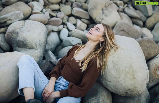 Lucy Fry Instagram - Resurfacing from the depths of the shoot 🌚 Welcoming all superficial conversations, photos makeup food clothes. It’s been a journey, I’m straggling out of the woods saying ‘Hellooo material world!’ 😋
