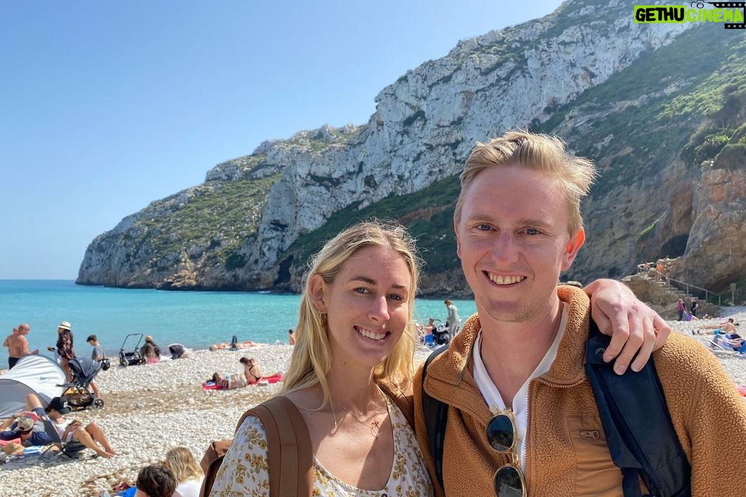 Lucy Fry Instagram - Grateful to get to travel to celebrate our friends beautiful wedding, @stephaniiie_nyc and @alecwing ❤️, to see my sister and soon-to-be-brother in law, to go to an island, paint alongside an angel artist, watch tides turn and perspectives change🌊