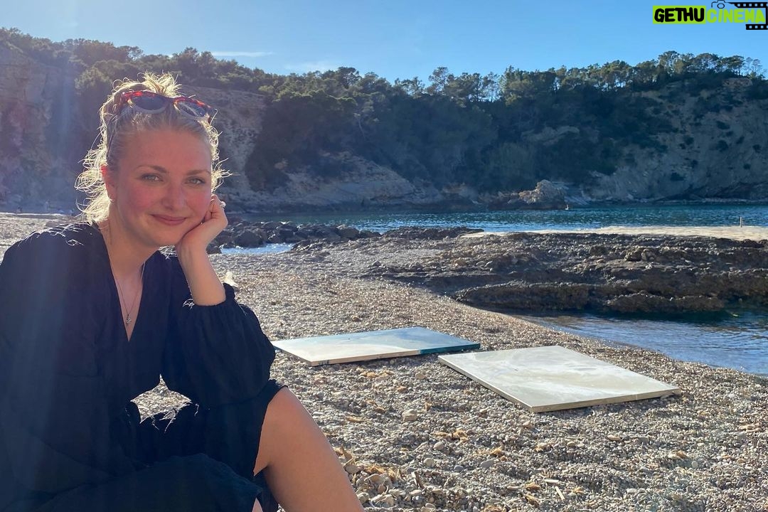 Lucy Fry Instagram - Grateful to get to travel to celebrate our friends beautiful wedding, @stephaniiie_nyc and @alecwing ❤️, to see my sister and soon-to-be-brother in law, to go to an island, paint alongside an angel artist, watch tides turn and perspectives change🌊