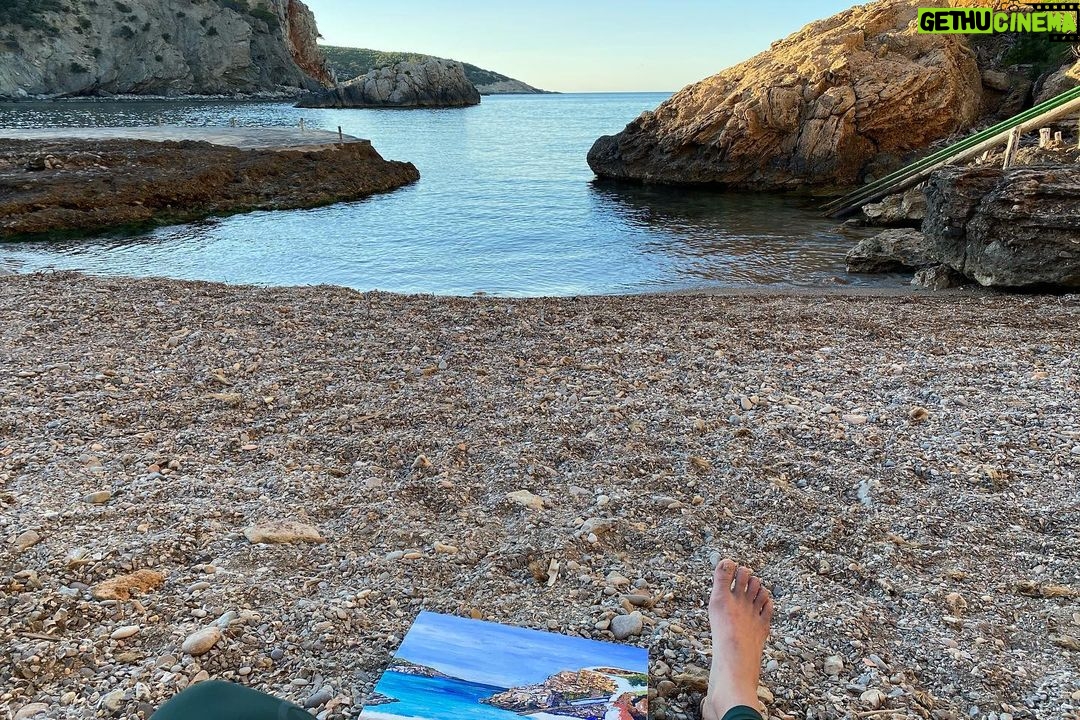 Lucy Fry Instagram - Grateful to get to travel to celebrate our friends beautiful wedding, @stephaniiie_nyc and @alecwing ❤️, to see my sister and soon-to-be-brother in law, to go to an island, paint alongside an angel artist, watch tides turn and perspectives change🌊