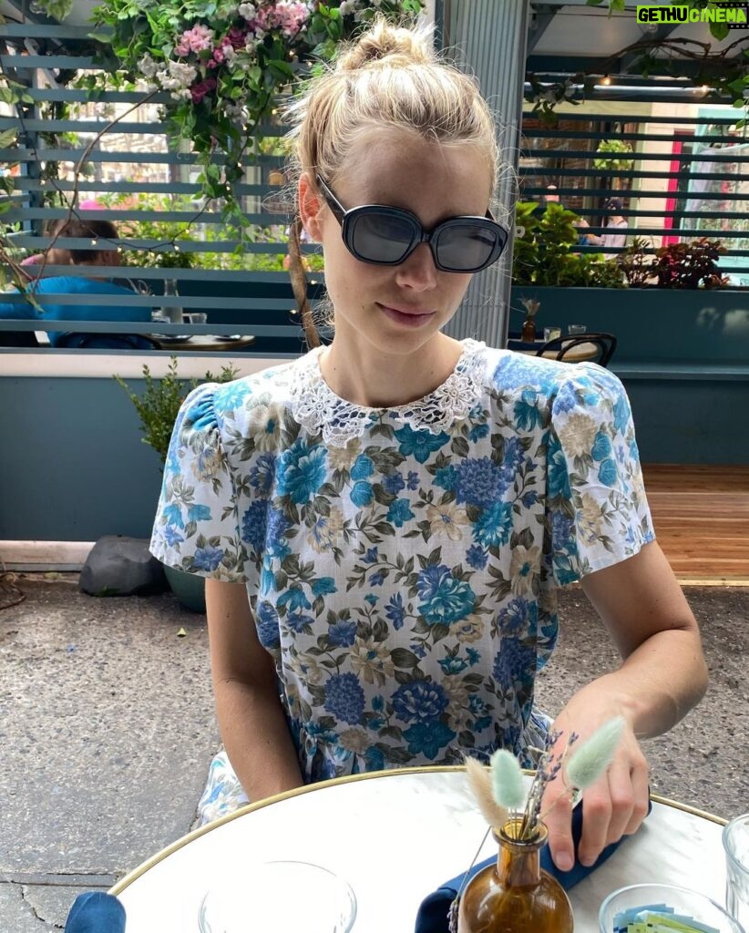 Lucy Fry Instagram - Brekky with sunnies after watching and celebrating @eyesoftammyfaye last night. Brilliant film with amazing performances... loved it 💃 New York City, N.Y.
