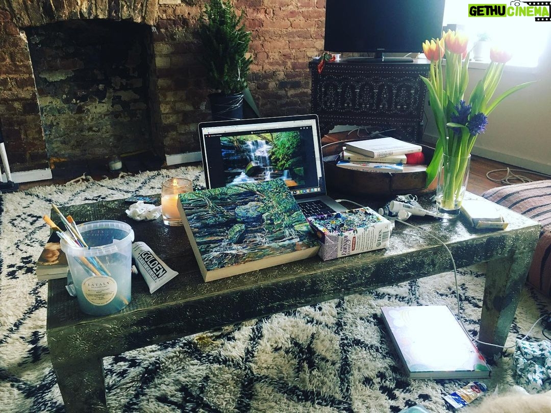 Lucy Fry Instagram - Listening to the inauguration, painting, and feeling hope 💛 A great day