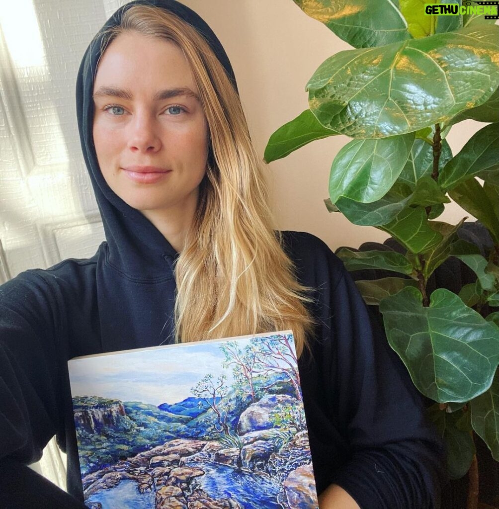 Lucy Fry Instagram - Little fall things... a new painting... ginkgo leaf patterns on the sidewalk... cosy weighted blankets drinking hot chocolate made by a friend in a mug made by a friend... messages from manhattan streets 🌱 Brooklyn, New York