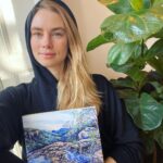 Lucy Fry Instagram - Little fall things... a new painting... ginkgo leaf patterns on the sidewalk... cosy weighted blankets drinking hot chocolate made by a friend in a mug made by a friend... messages from manhattan streets 🌱 Brooklyn, New York