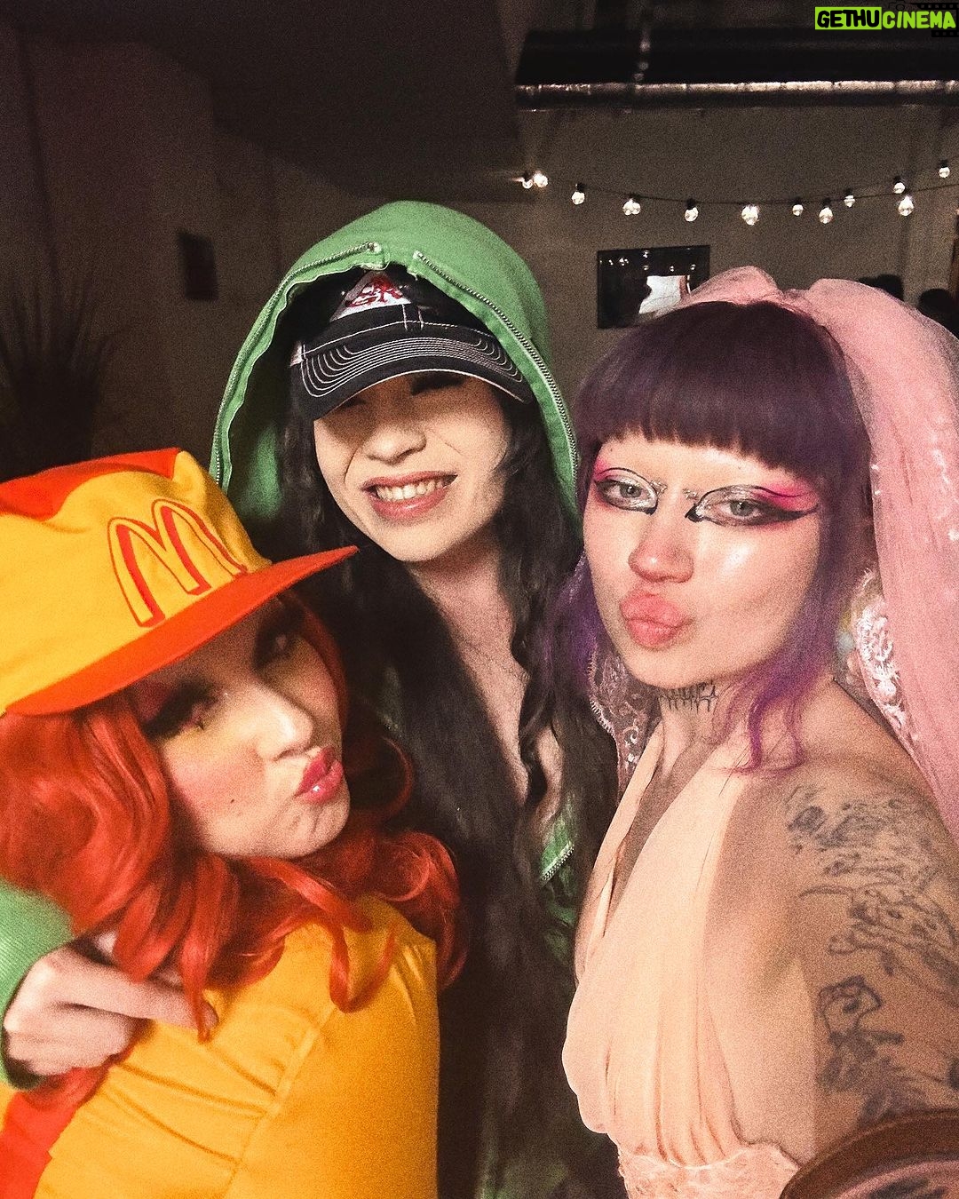 Lucy Loone Instagram - BILLIONS OF BURGERS SOLD ♥️💯🍟📀🍔