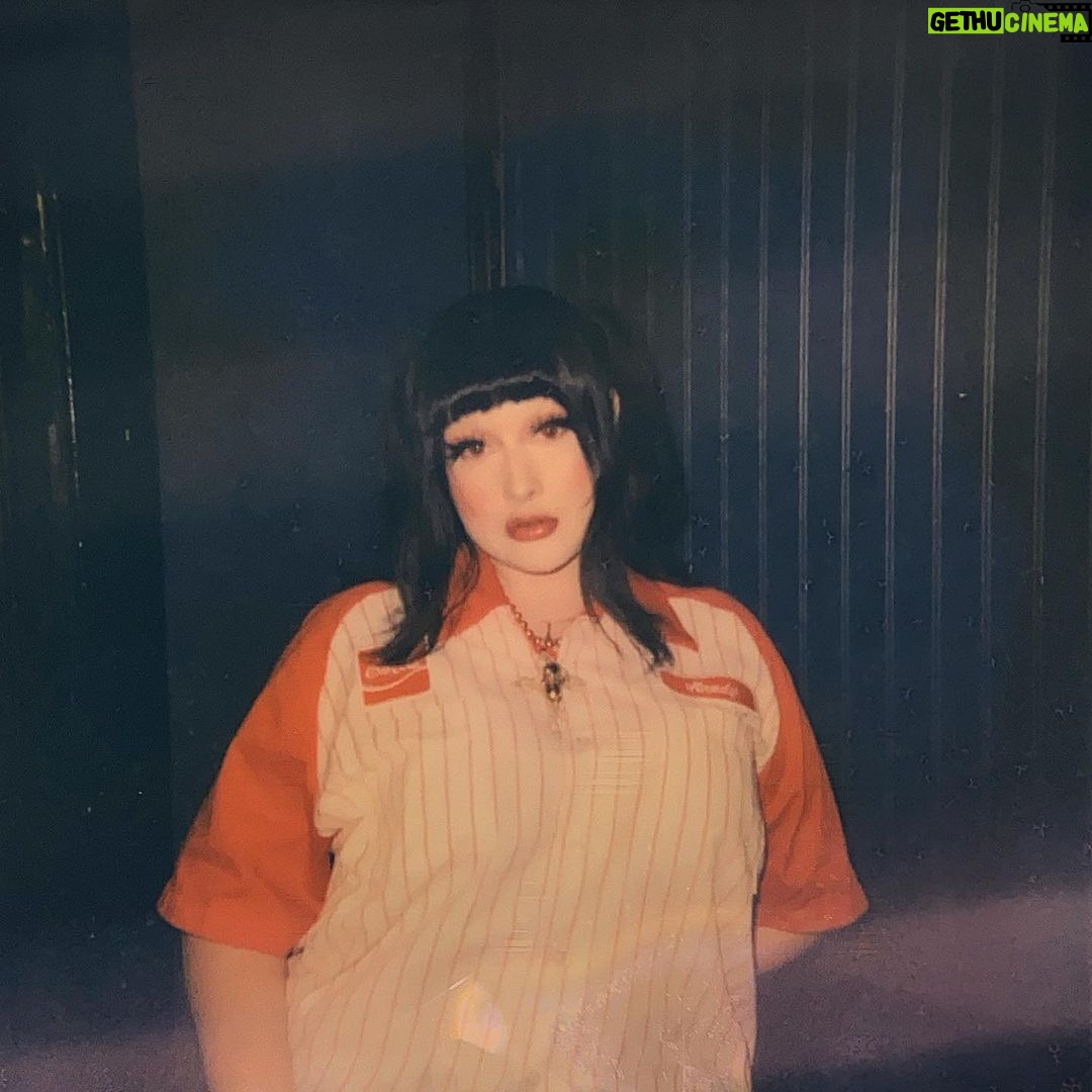 Lucy Loone Instagram - big love 4 chicago ♥️🥤 thank u for the presents 🎁 …. i will see you tonight toronto 💕🐙 (last 2 📷s by @lockotb)