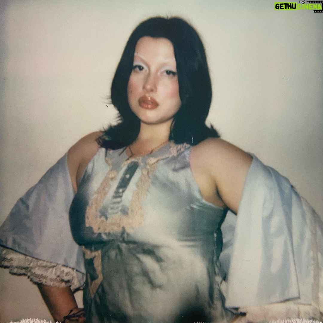 Lucy Loone Instagram - meowww 🧸 “sugarcane” sped up/slowed versions out now 🌼