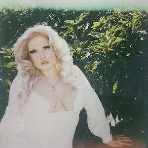 Lucy Loone Instagram - did a cover of one of my favorite songs in the world ~ “some things cosmic” by @angelolsenmusic 🥺💐🤍 you can listen to the official audio on my soundcloud (listen w headphones/in car/on speaker 4 best listening experience) this is my first cover i’ve ever shared so let me know what y’all think. 💭🦢🥽🥺 xx