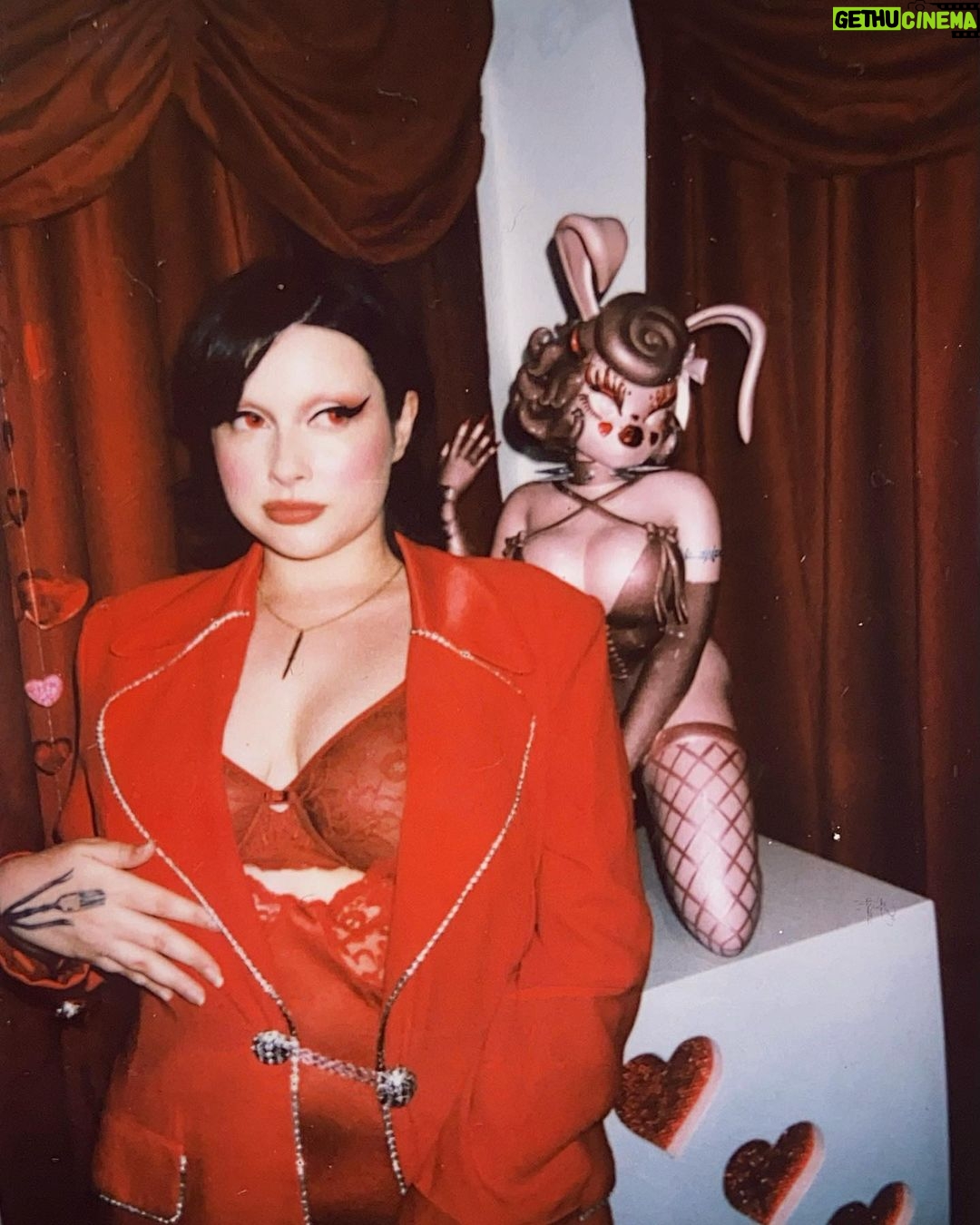 Lucy Loone Instagram - happy valentines from tha Big romantick <3 ♥️