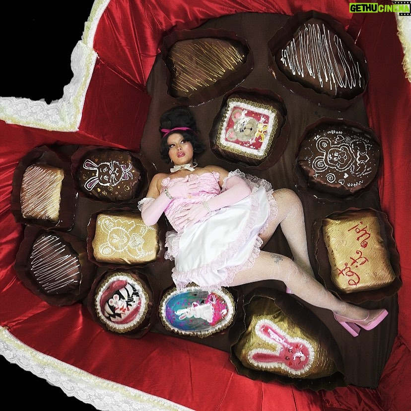 Lucy Loone Instagram - life is a box of chocolates, let’s eat them all up <3 play “eat it up” & all my friends music today for ur luvers & friends 💋🍫