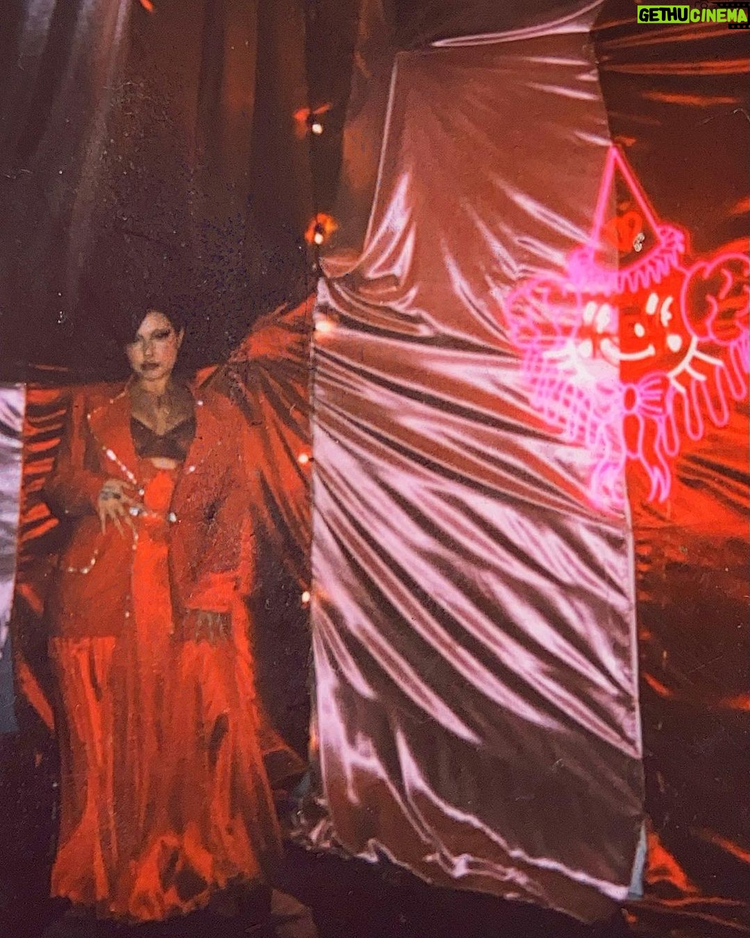 Lucy Loone Instagram - happy valentines from tha Big romantick <3 ♥️