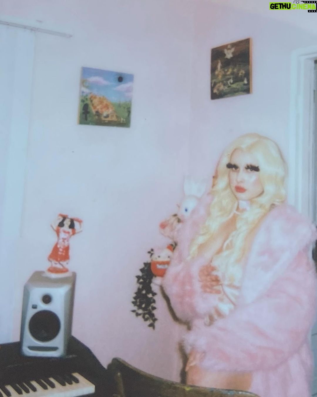 Lucy Loone Instagram - š¤š lashes up to heaven while iām singing with the angels šŖ