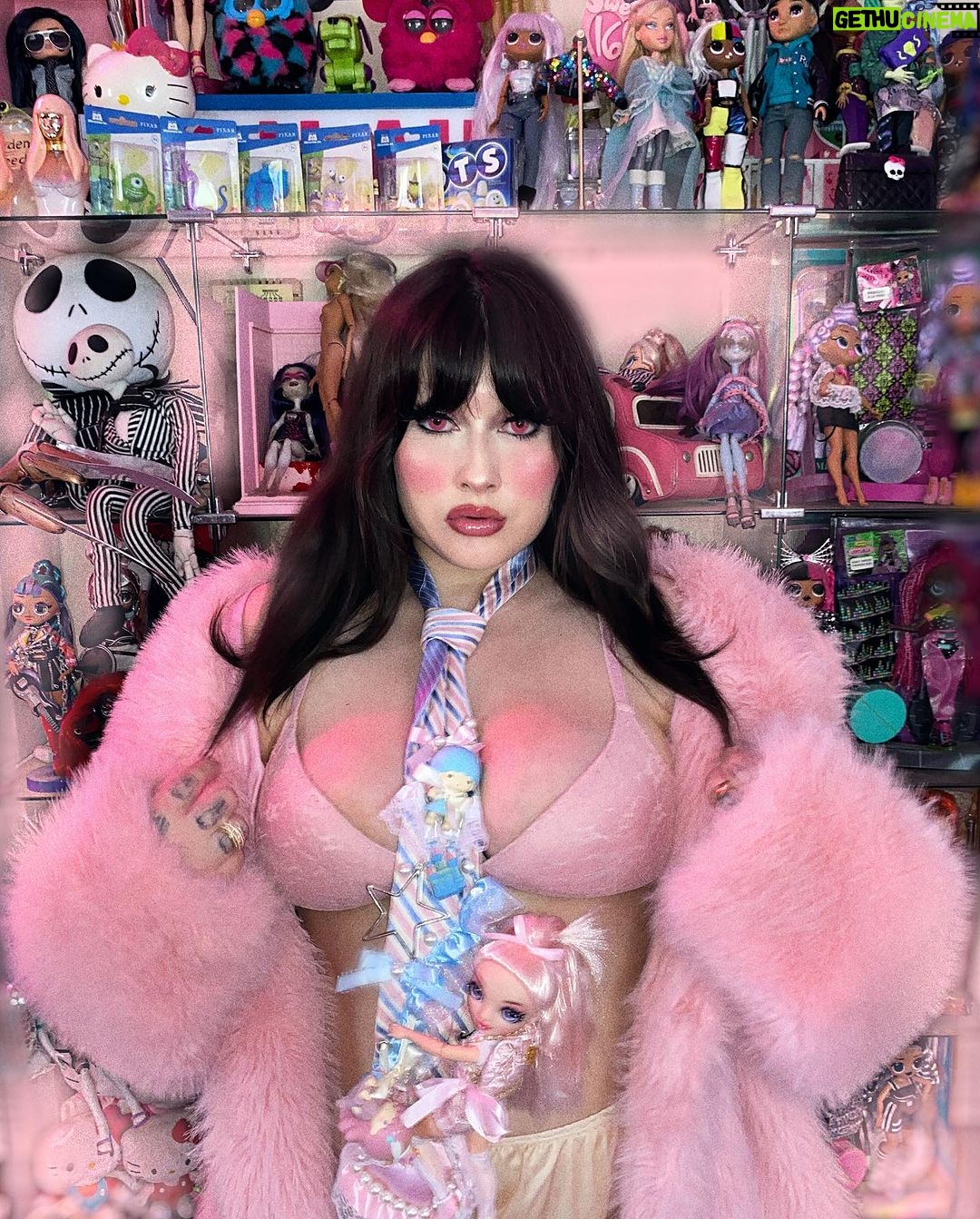 Lucy Loone Instagram - feeling fresh out the box💕💗🚿🎀💼🎻 tie by @eddysonline…..really makes me feel ready to get down to Business 🍰Eat it Up the album out now link in bio